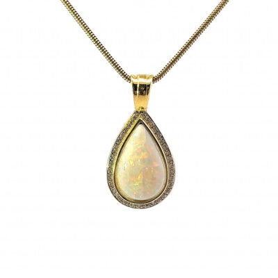 Zlatý přívěs s opálem a diamanty