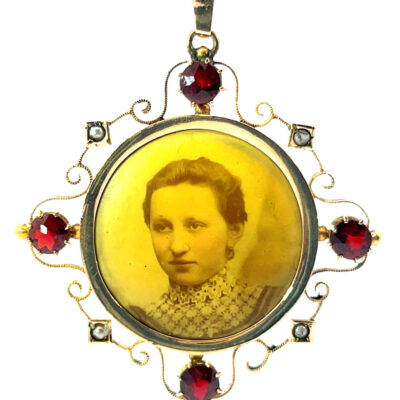 Zlatý přívěs s portrétem, perličkami a českými granáty