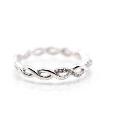 Stříbrný prsten propletený