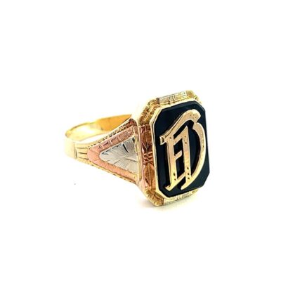 Zlatý prsten s onyxem a monogramem, vel. 68